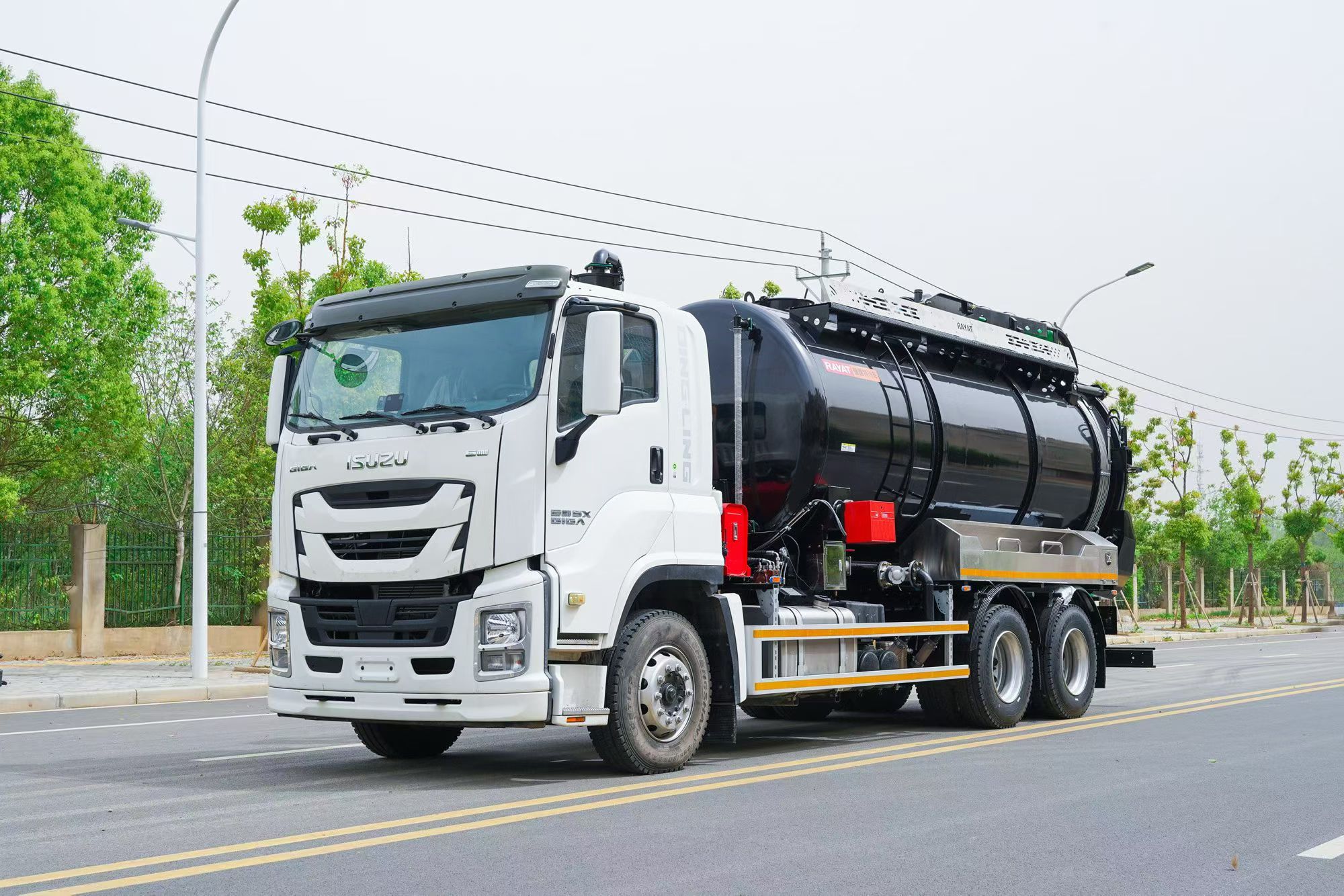 Isuzu Giga 6x4 Vacuum Suction & Sewer Cleaning Truck Tank truck mounted crane