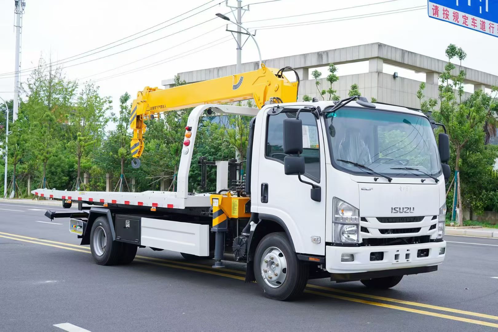 Isuzu ELF Flatbed Tow Truck with Crane