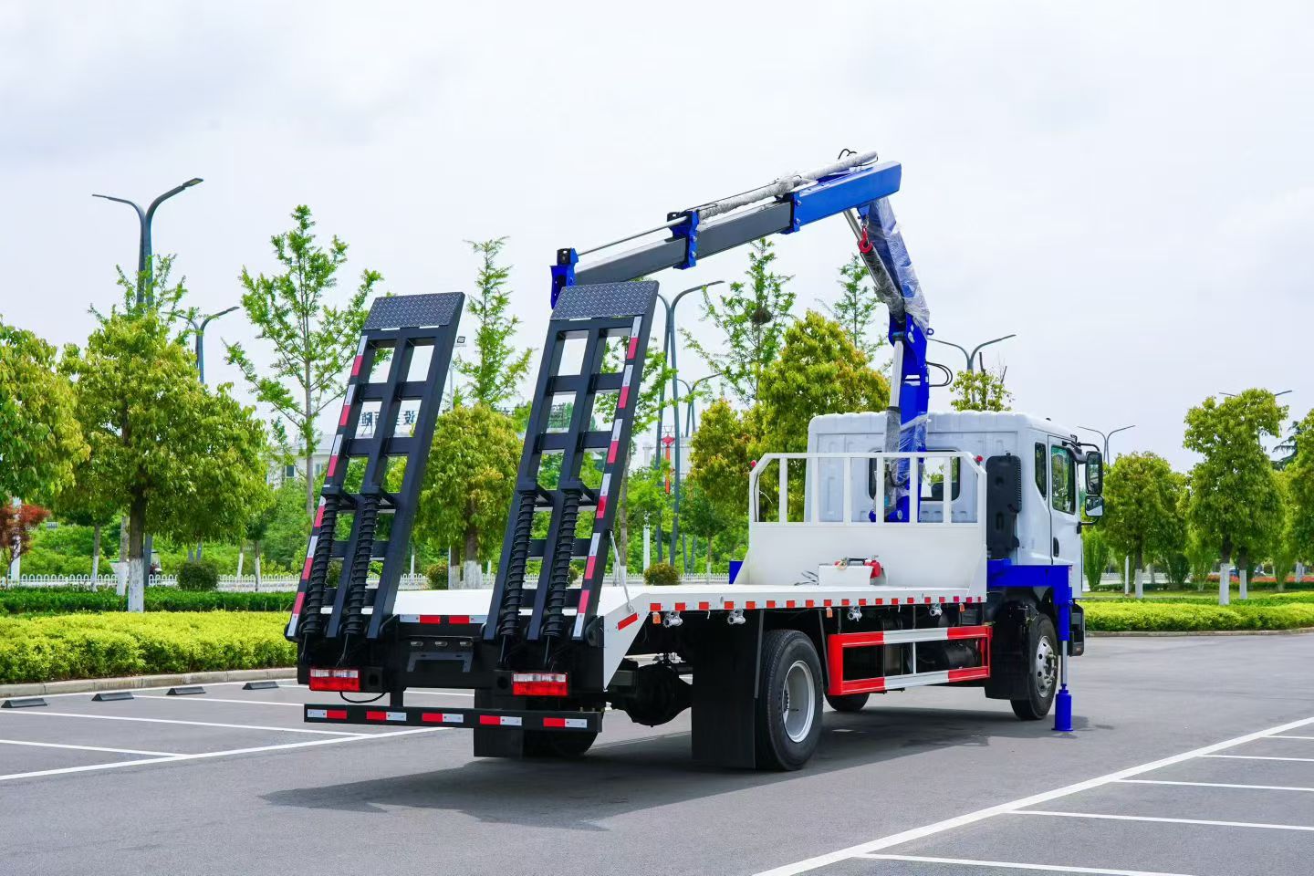 Isuzu ELF Flatbed Tow Truck with Crane