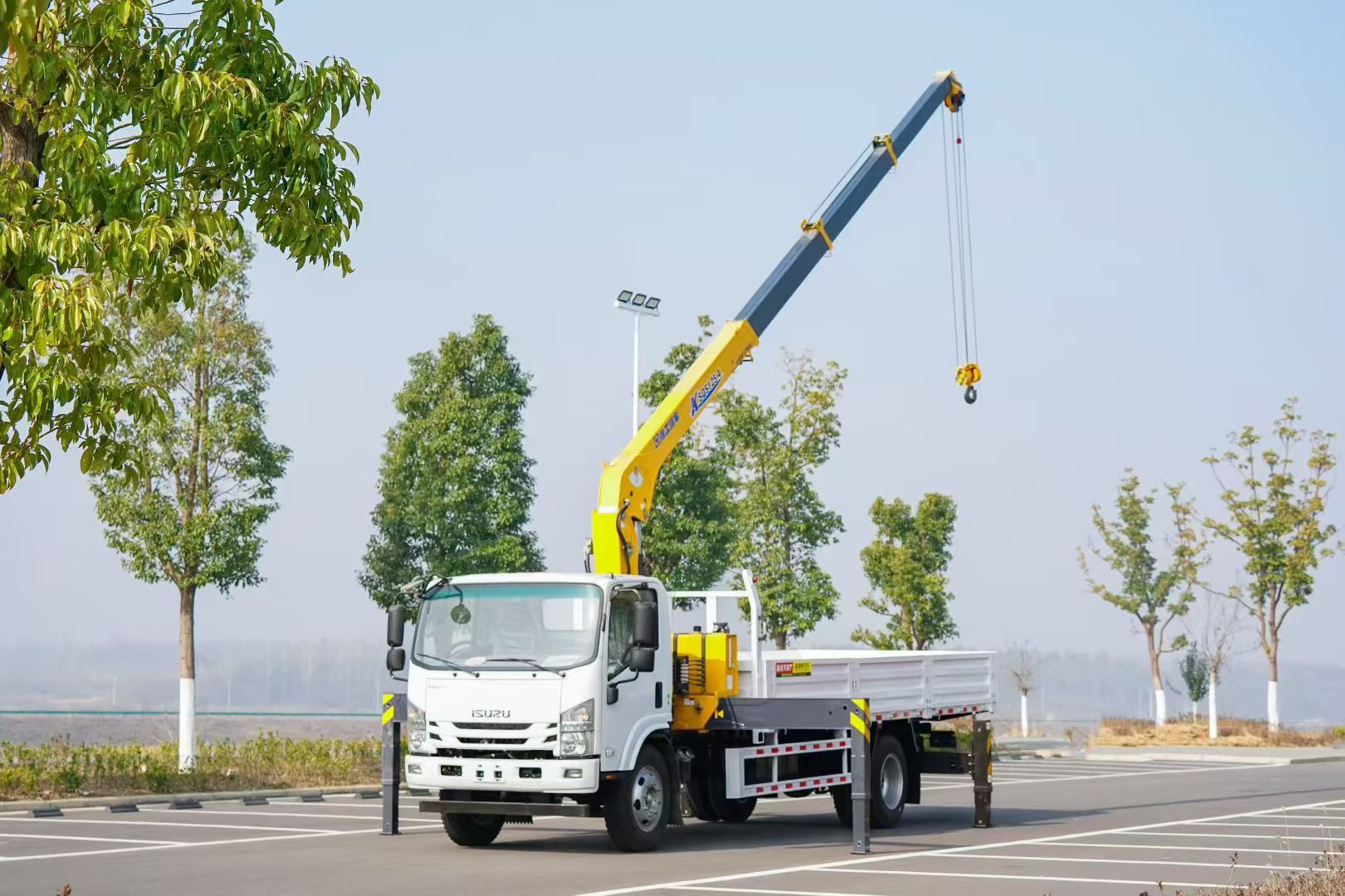 Isuzu ELF Flatbed Tow Truck with Crane